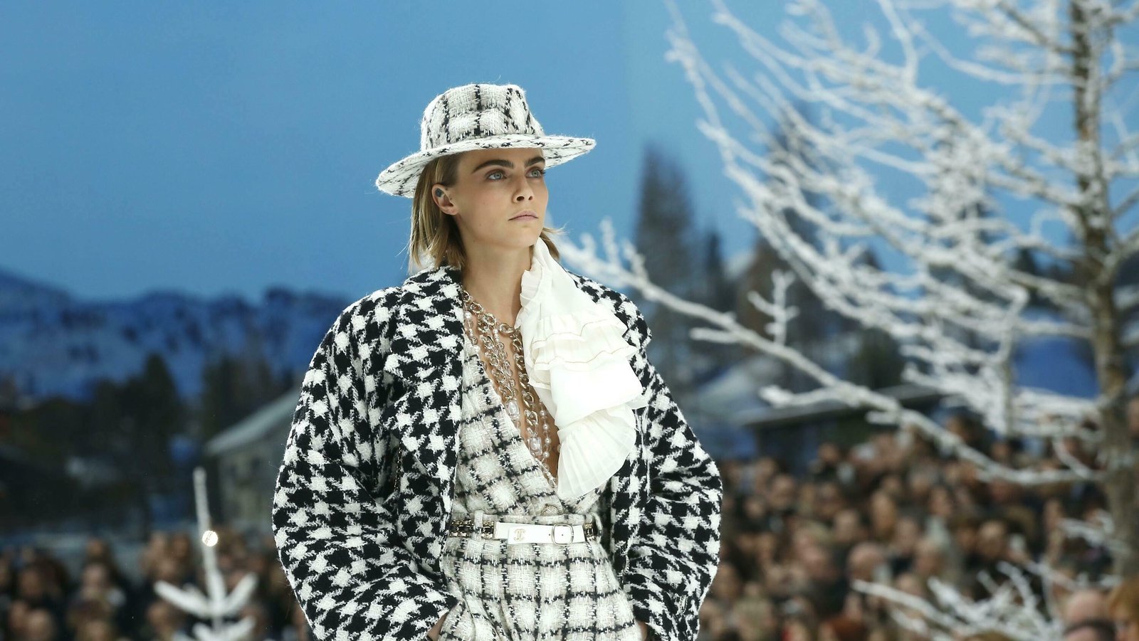 Модель Кара Делевинь на Неделея моды Haute Couture в Париже в качестве гостьи
