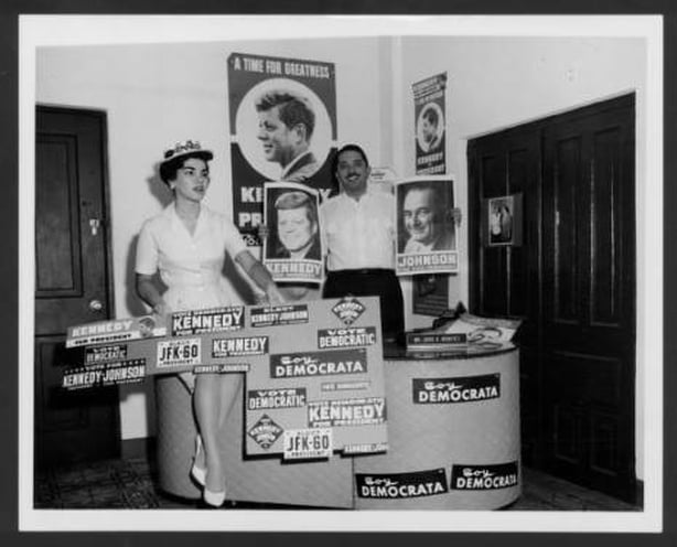 "Kennedy-Johnson Propaganda Flooding Puerto Ricans. The Democratic Party of Puerto Rico, under the Chairman-ship of Josè A. Benìtez, has been thoroughly doing the distribution of all kind of propaganda in favor of Senator John F. Kennedy for the presidency of the United States, and of Senator Lyndon B. Johnson for the vice-presidency. This propaganda has been reaching Puerto Ricans living in the Island, with the advice and request that they will inmediately write or communicate with their relatives in the States, to vote Democrat 1960. Benìtez Committees in New York, New Jersey and Los Angeles are actively developing the same kind of campaign. In the near future Mr. Benìtez will personally visit all States where Puerto Ricans live." Texto en el reverso: Información: