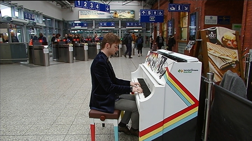 Singer/songwriter Dylan Howe entertaining commuters at Kent Station in Cork