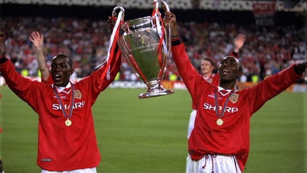 Dwight Yorke (L) and Andy Cole with the European Cup in 1999