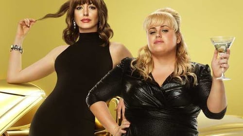 Anne Hathaway and Rebel Wilson in The Hustle