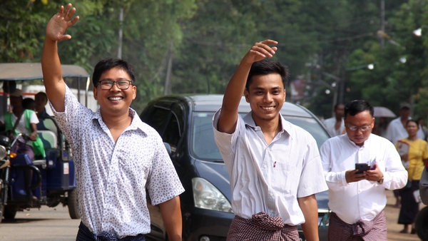 Wa Lone (L) and Kyaw Soe Oo gesture outside Insein prison after being freed in a presidential amnesty in Yangon