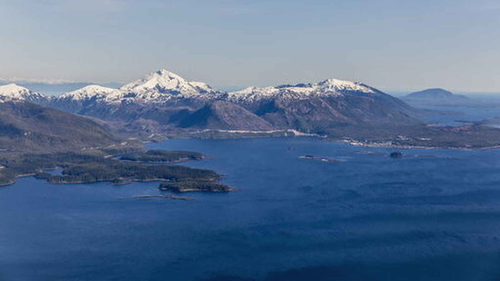 At least six killed in Alaska mid-air floatplane crash