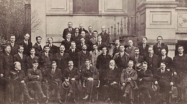 Piaras Béaslaí and Laurence Ginnell sitting among the other members of the Dáil at Mansion House Photo: National Library of Ireland