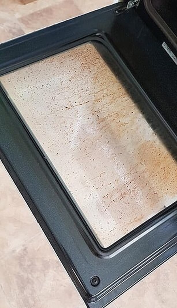 A Three Step Hack For Cleaning Your Oven Door In 15 Minutes