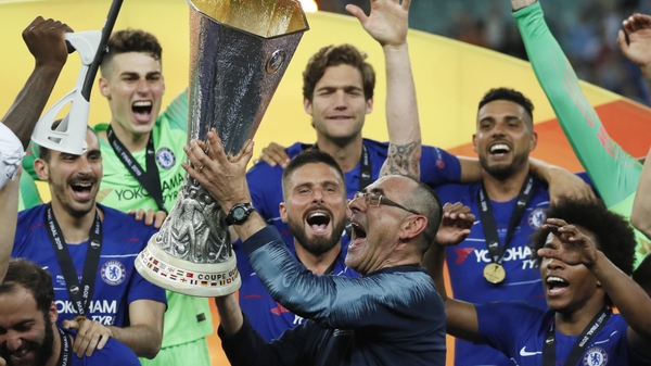 Maurizio Sarri lifts the Europa League trophy