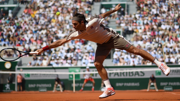 Roger Federer in action against Casper Ruud