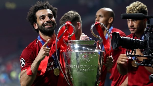 Salah finally gets his hands on the Champions League trophy