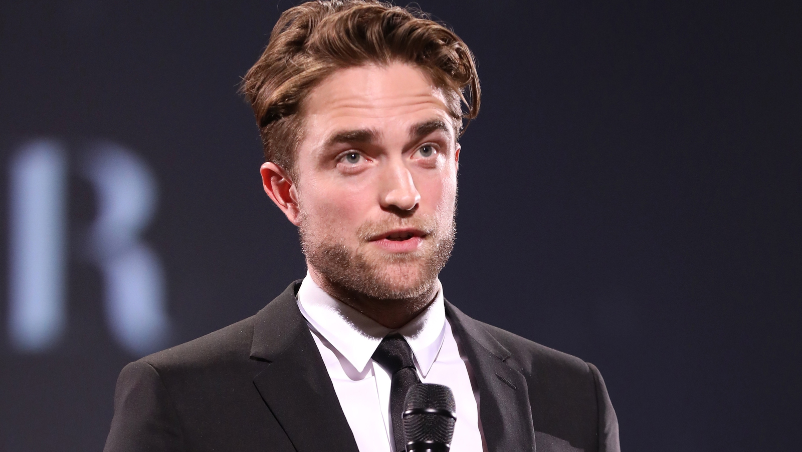 News actors. Роберт Паттинсон золотой Глобус 2018. Роберт Паттинсон Сальвадор дали. Robert Pattinson Golden Globes 2018. Роберт Паттинсон обещал уйти в.