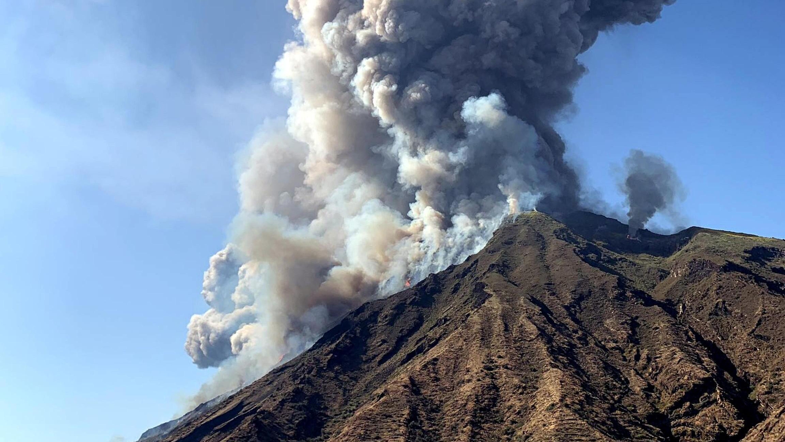 One dead, tourists flee as Italian volcano erupts