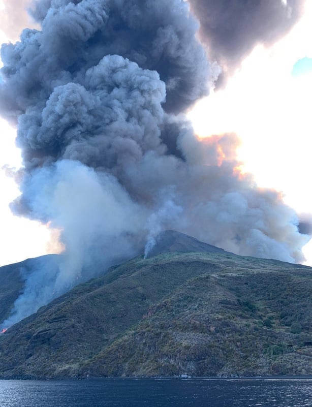 One dead, tourists flee as Italian volcano erupts