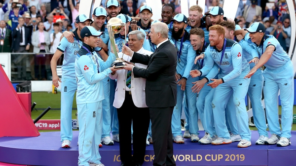 Eoin Morgan with the Cricket World Cup