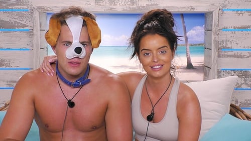 Curtis and Maura in the Love Island villa
