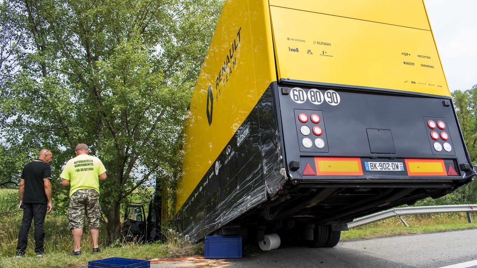 Renault truck crashes on the way to Hungarian GP
