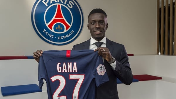 Idrissa Gueye posing with his PSG jersey