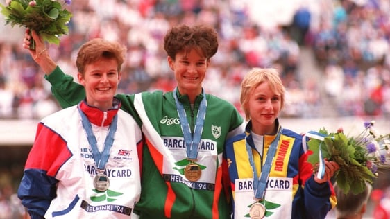 Sonia O'Sullivan on podium with Yvonne Murray and Gabriela Szabo, Helsinki Olympic Stadium (1994)