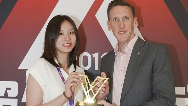 Elfie Yang and James Kenny, both Tourism Ireland, with the trophy for 'most promising overseas destination' at the Weibo V-Influence Summit in Chengdu