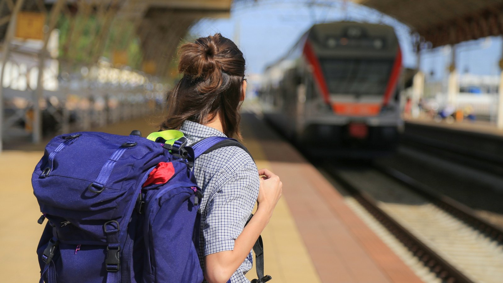 Travel by train. Туристы в поезде. Люди на вокзале. Туристы на вокзале. Человек с рюкзаком на вокзале.