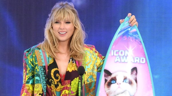 Taylor Swift accepts the first ever Icon award at the Teen Choice Awards