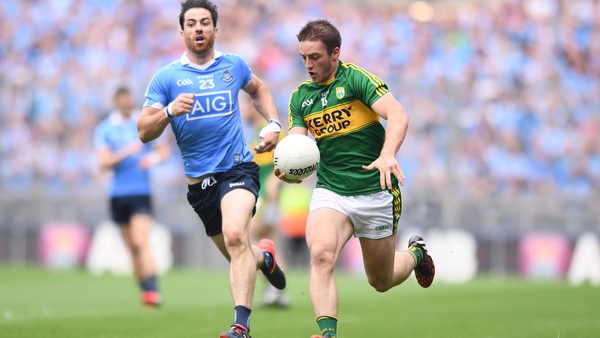 Michael Darragh Macauley chases Stephen O'Brien during the last Championship meeting between Dublin and Kerry in the 2016 semi-final