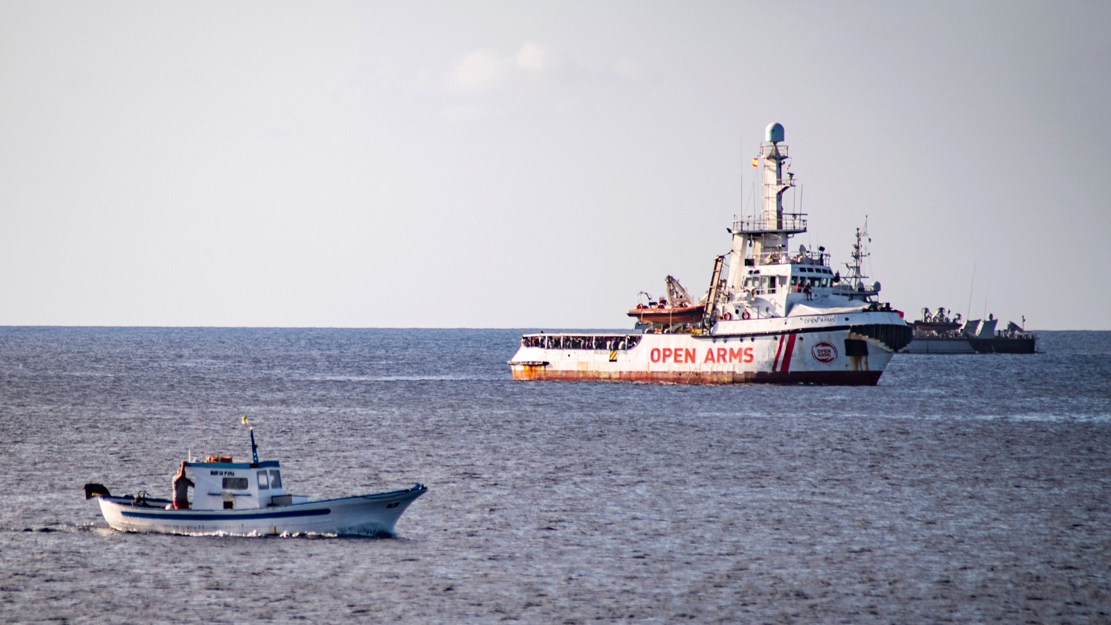 Migrants disembark charity ship onto Lampedusa - RTE.ie