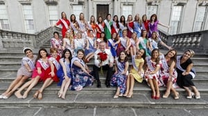 Dáithi Ó Sé with 2019's Rose of Tralee entrants