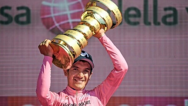 Richard Carapaz with the Giro trophy