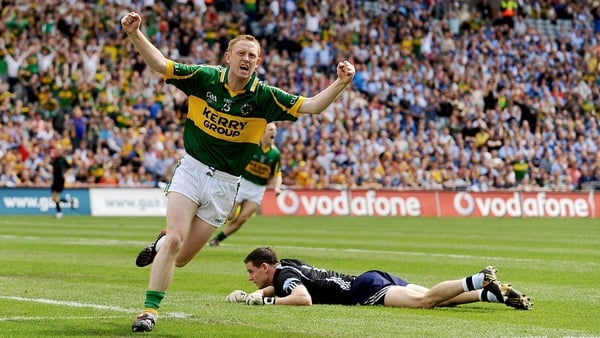 Colm Cooper scores a goal against the 2009 'startled earwigs'