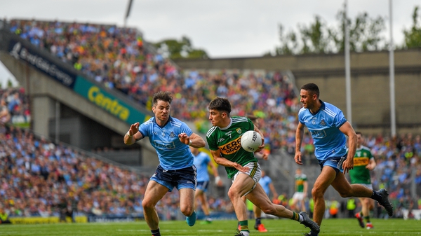 Brian Ó Beaglaoich of Kerry in action against Michael Darragh Macauley and James McCarthy of Dublin during the drawn game