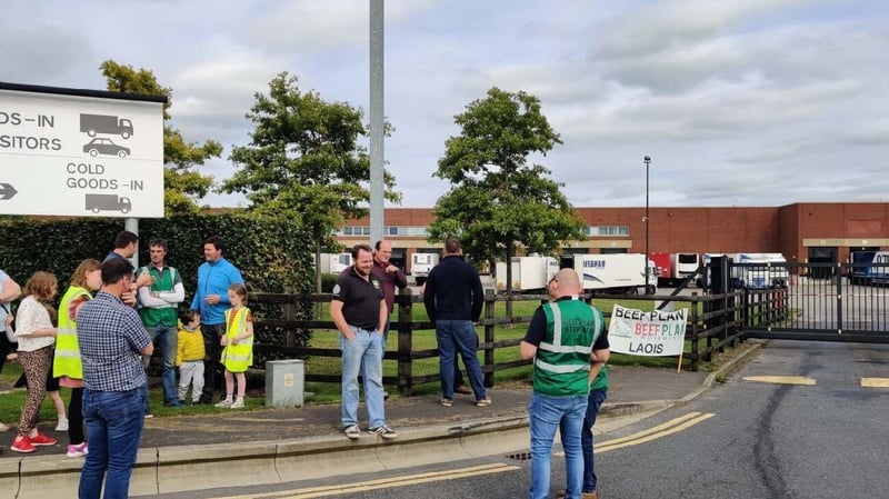Beef group protest at retailer distribution centres