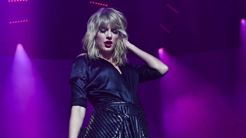 Look Taylor Swift Lights Up The City Of Love