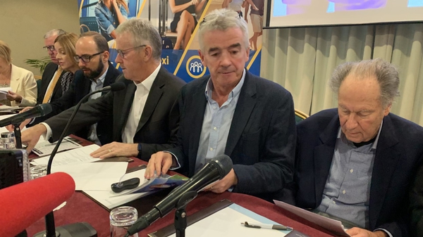 Ryanair CEO Michael O'Leary pictured at the airline's AGM, along with deputy chairman Stan McCarthy (l) and chairman David Bonderman (right)