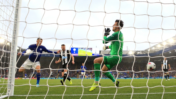 Leicester City's Jamie Vardy (L) scores his side's fourth goal