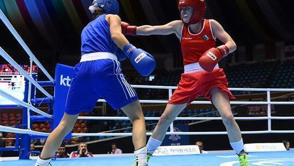 Michaela Walsh (r) started well in her bout