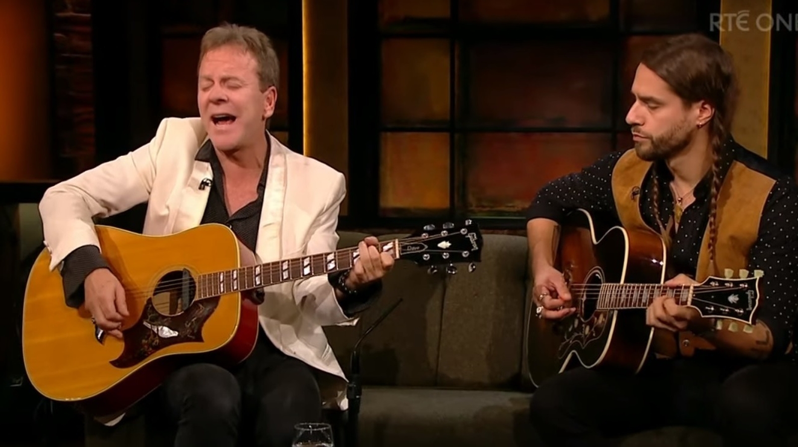 Kiefer Sutherland Sings Knocking On Heaven S Door Late Late Show