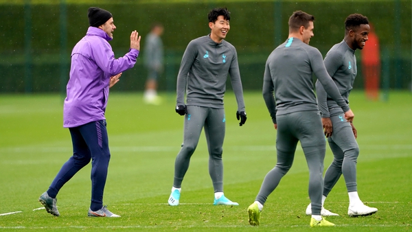 Tottenham Hotspur manager Mauricio Pochettino (L) during training with his players