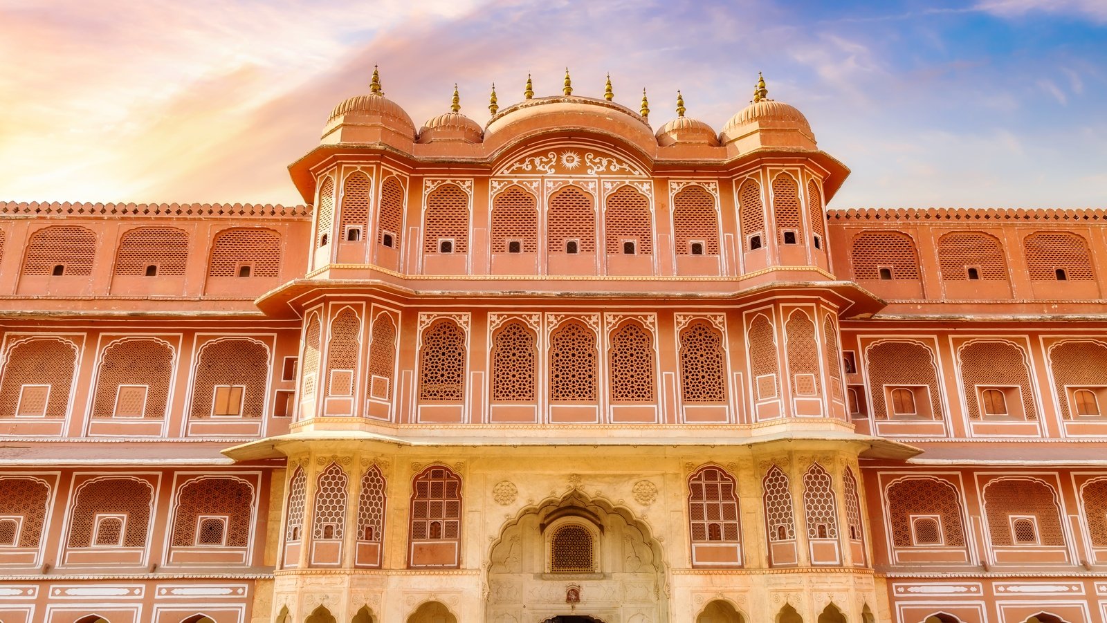 you-can-now-stay-in-one-of-the-rooms-in-jaipur-palace