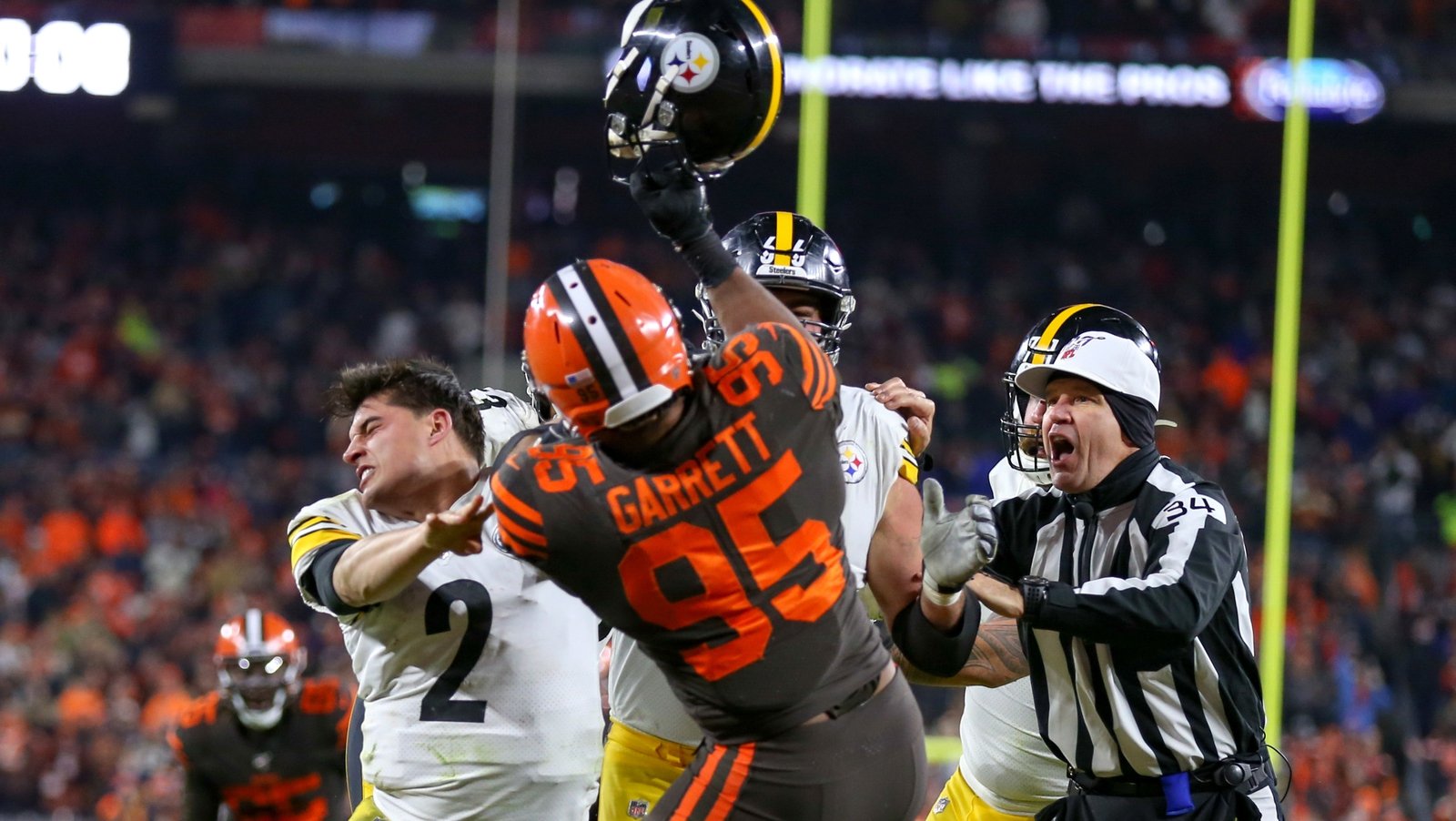 Myles Garrett hits Mason Rudolph in the head with his own helmet, a  breakdown 