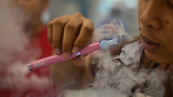Police ordered to arrest people vaping in public