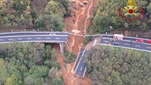 The motorway bridge is located just outside Savona on the A6 highway (Pics: Vigili del Fuoco)