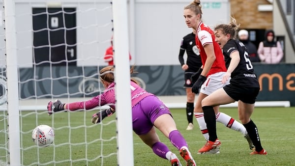 Vivianne Miedema (c) knocks in Arsenal's fifth