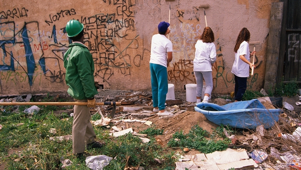 Community service, like cleaning graffiti, is one of the sentences handed down by community courts. Photo: Getty Images