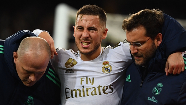 Eden Hazard leaves the field in pain during the clash against PSG