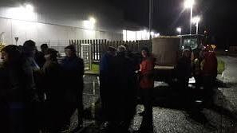 Feirmeoirí i mbun agóide ag mórionad dáileacháin Lidl sa Ráth
