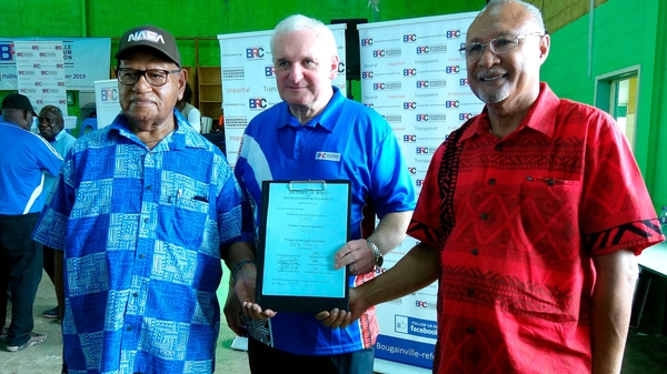 Bertie Ahern with Autonomous Bougainville Govt President John Momis (L) and PNG Minister Puka Temu