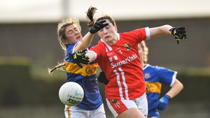 Aine O'Sullivan tussles for possession with Lucy Spillane