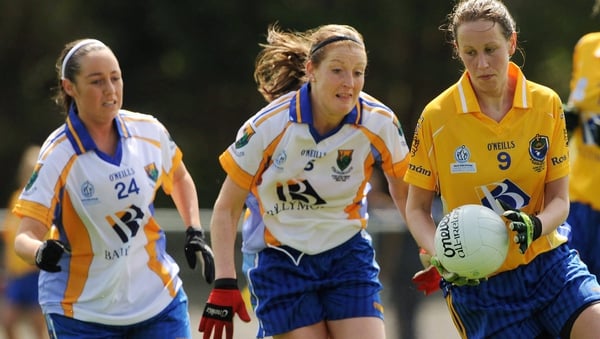 Caroline Conway in action against Lisa Brady (5), and Eadaoine Lenihan of Wicklow in the 2009 Division 3 league final.