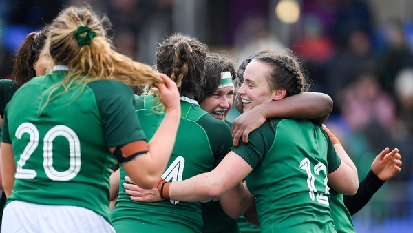 Ireland players celebrate a late penalty try