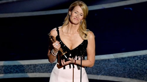 Laura Dern accepting her Oscar for Best Supporting Actress