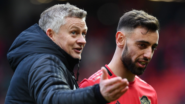Bruno Fernandes (R) and Manchester United's Norwegian manager Ole Gunnar Solskjaer (L) react as they leaves the pitch